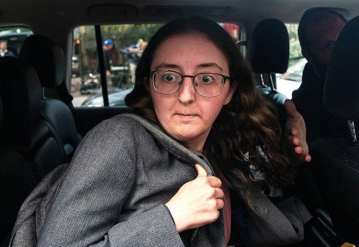 Она обманула людей на миллиарды долларов, но получила всего два года тюрьмы Она обманула людей на миллиарды долларов, но получила всего два года тюрьмы