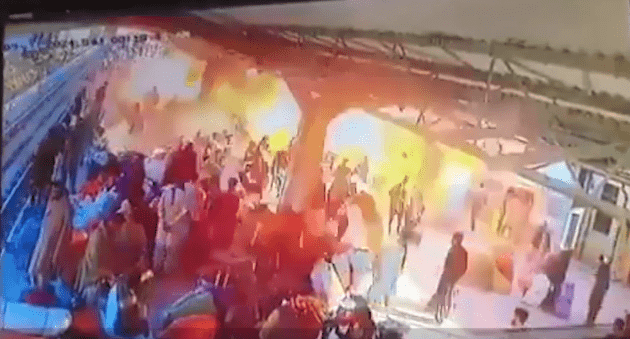 
												Смертник совершил теракт на вокзале в Пакистане — 21 человек погиб
											