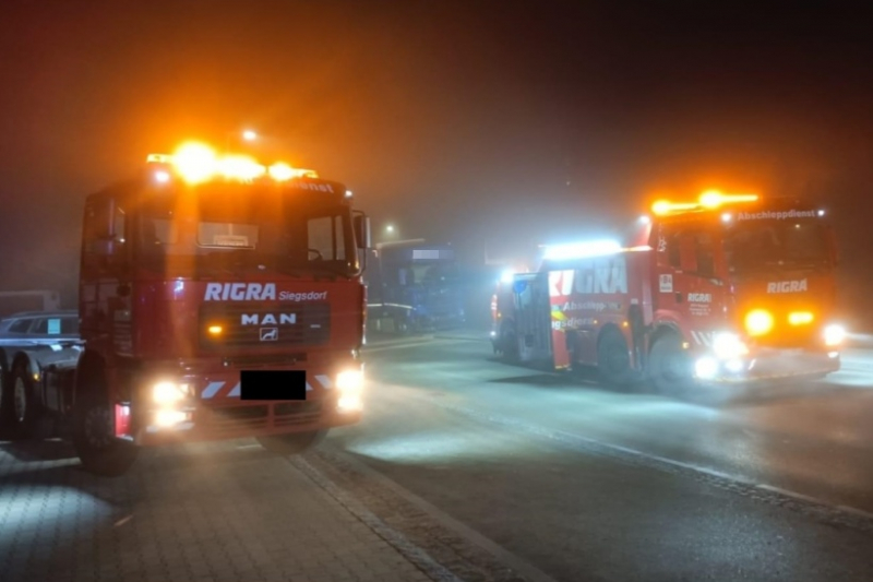 В Германии белорус на фуре снес два уличных фонаря В Германии белорус на фуре снес два уличных фонаря