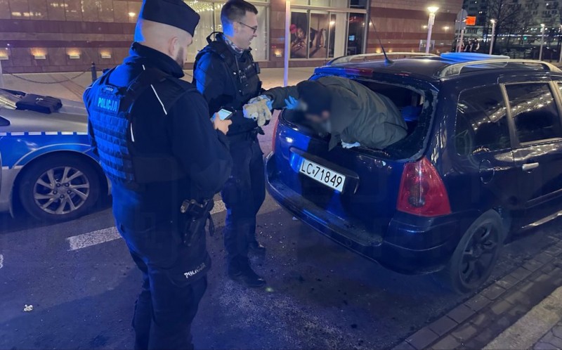 Пьяный белорус в Варшаве разбил окно машины и уснул внутри Пьяный белорус в Варшаве разбил окно машины и уснул внутри