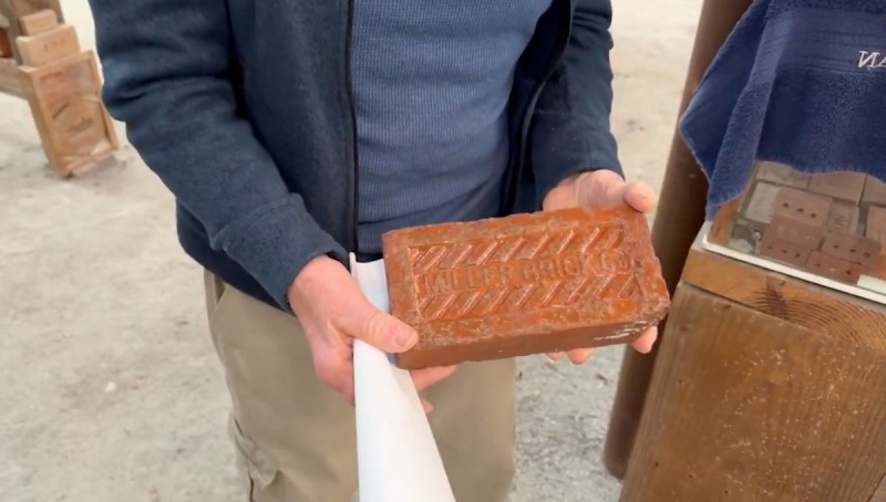 Мужчина больше 40 лет собирал кирпичи. Зачем?