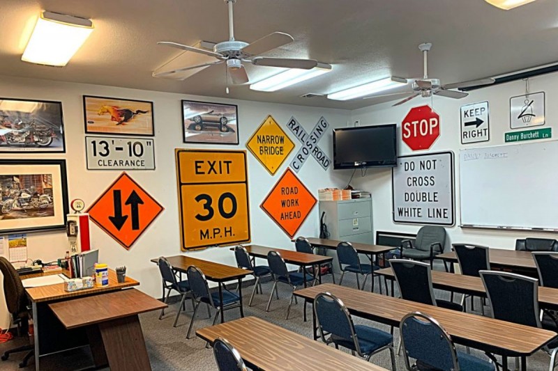 Несколько часов практики и отсутствие теории: как сдают на права в разных странах