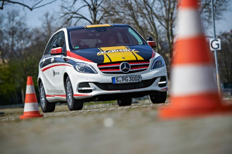 Несколько часов практики и отсутствие теории: как сдают на права в разных странах